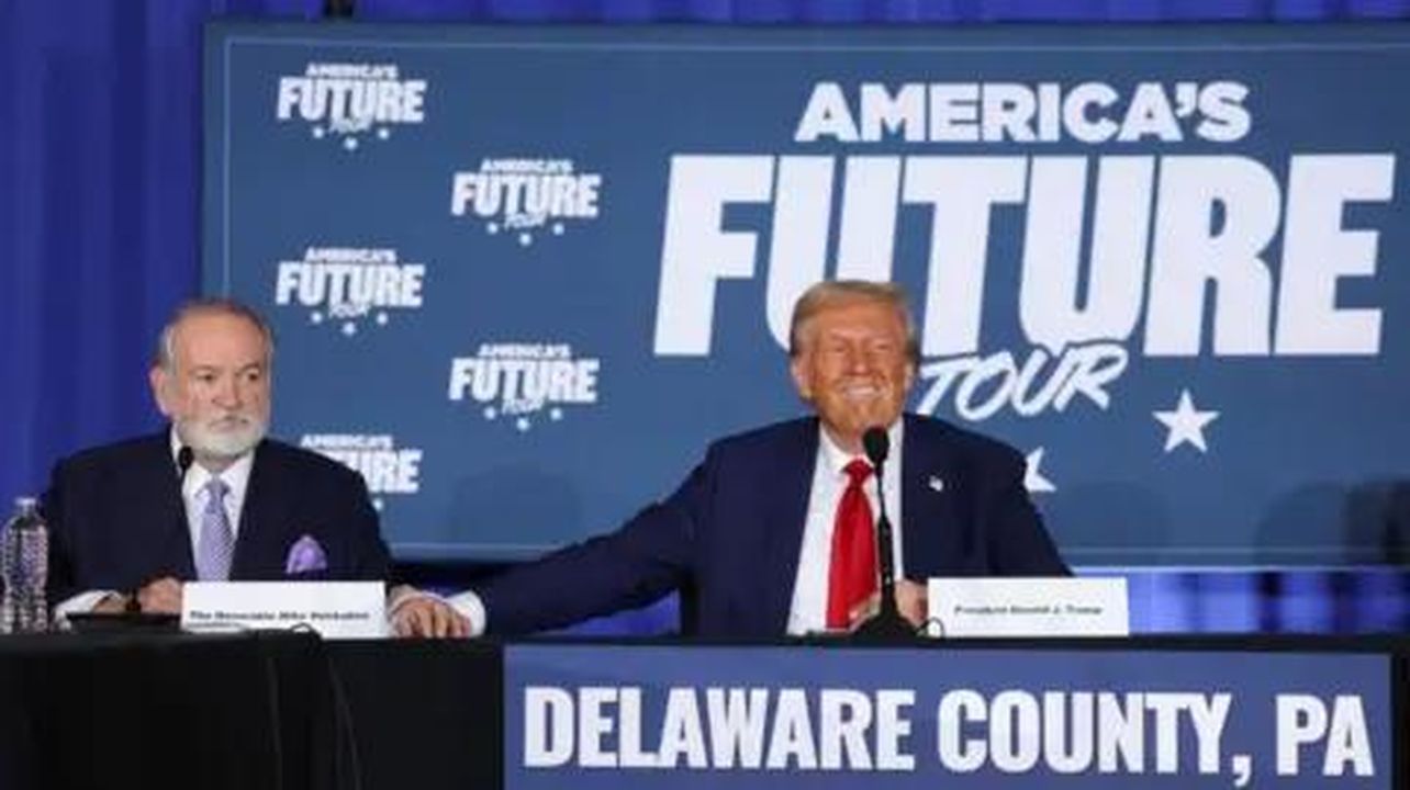 source:BBC World News - Le aspettative dall'amministrazione Trump - Mike Huckabee e Donald Trump durante un evento di campagna