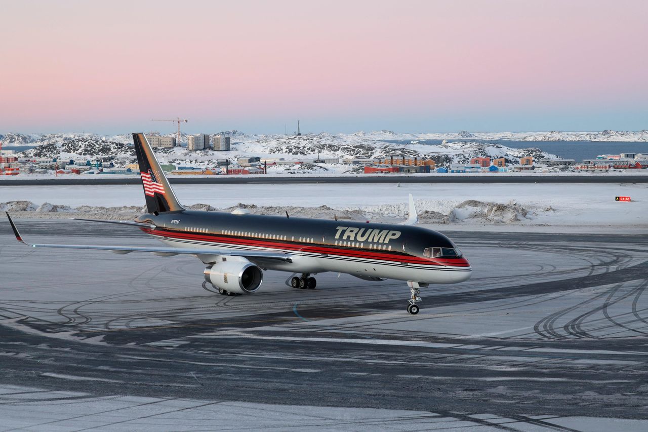 source:Independent - Le preoccupazioni per l'indipendenza - Trump Force One durante la visita di Don Jr. in Groenlandia.