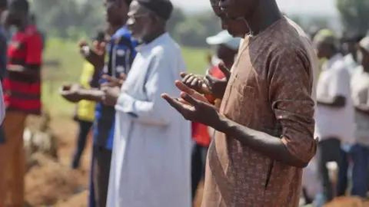 Le sfide durante i periodi di violenza - Mourners in preghiera durante un funerale