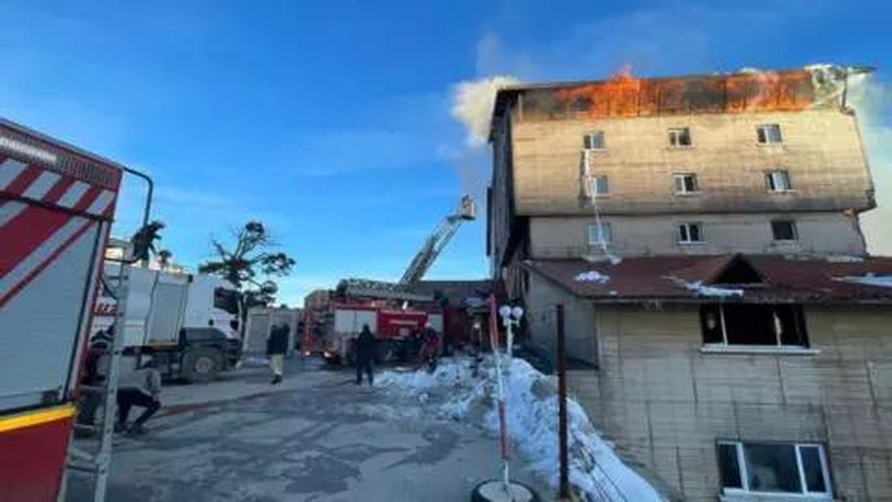 source:BBC World News - Le vittime e i soccorsi - I vigili del fuoco rispondono a un incendio in un hotel a Bolu.