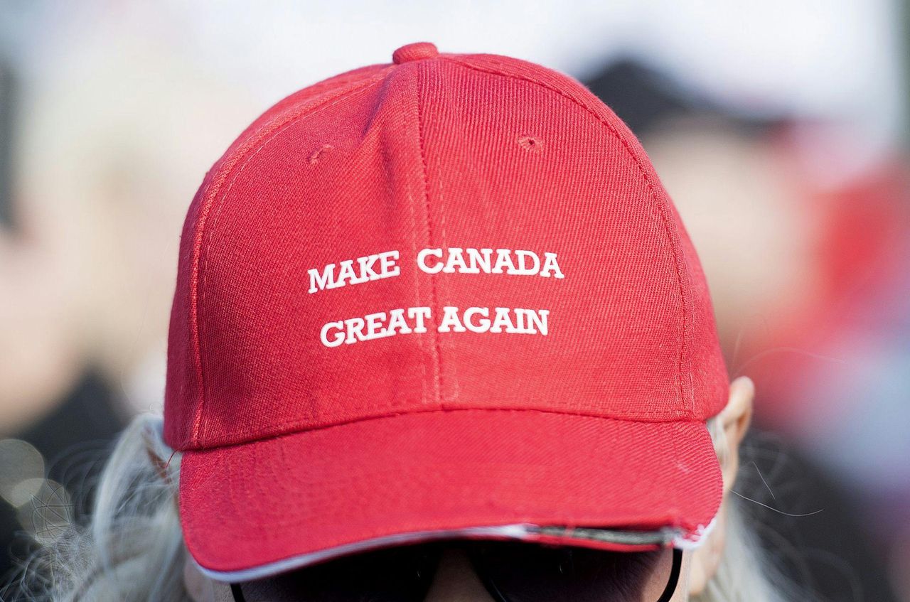 source:TheConversationCA - L'evoluzione dell'estrema destra - Una donna con un cappello Make Canada Great Again