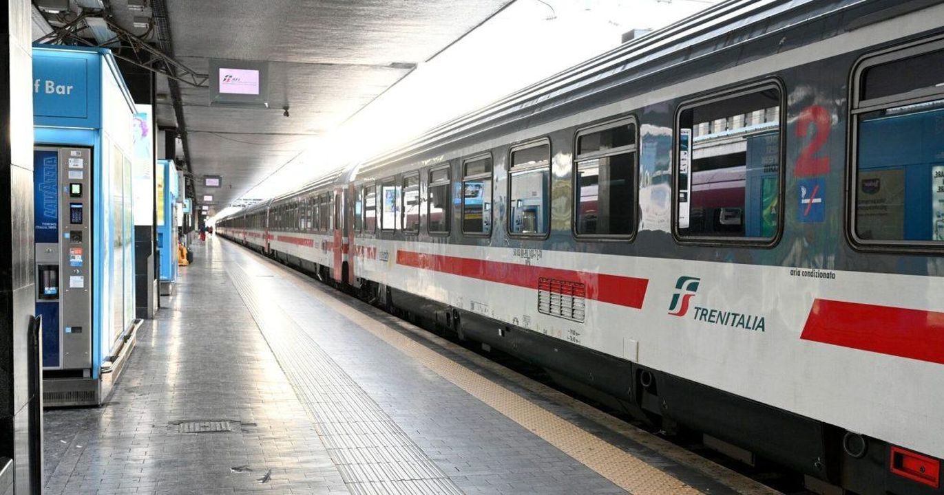 source:Blasting News - Lo sciopero dei servizi ferroviari - Un treno di Trenitalia