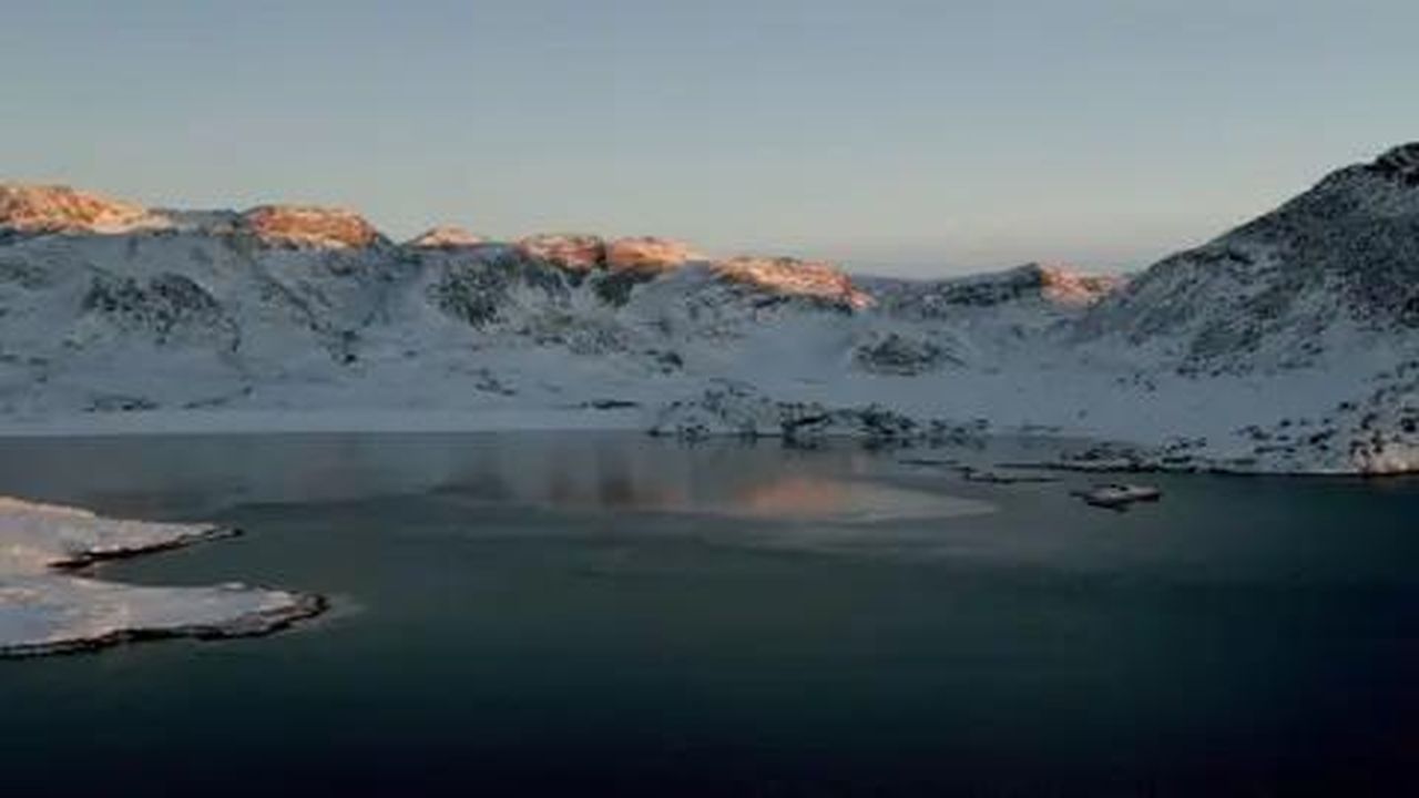 source:BBC World News - L'ombra delle minacce di Trump - Un'immagine aerea di un fiordo con montagne coperte di neve sullo sfondo