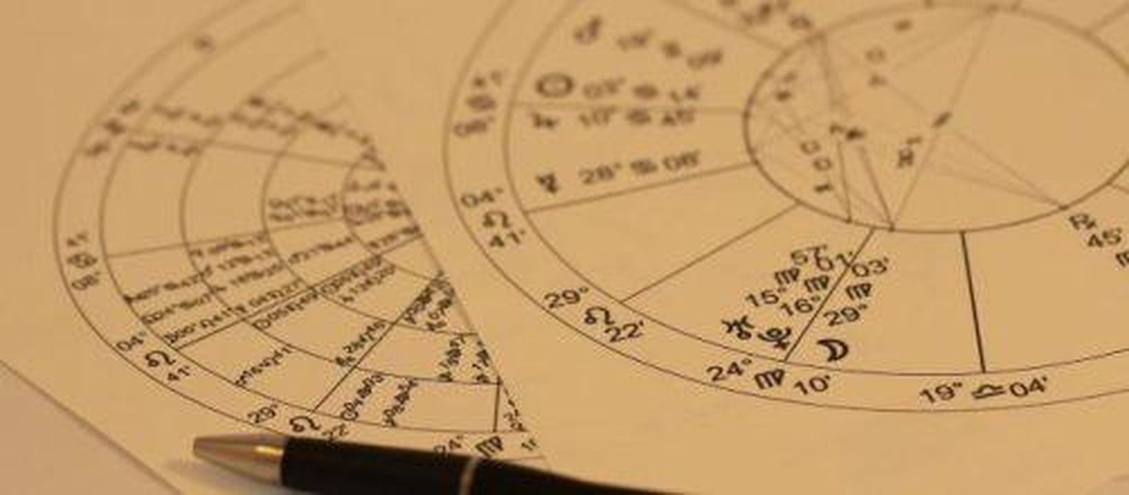 source:Blasting News - Oroscopo degli ultimi quattro segni - Penna e simboli dei segni zodiacali. Foto da ©Pixabay