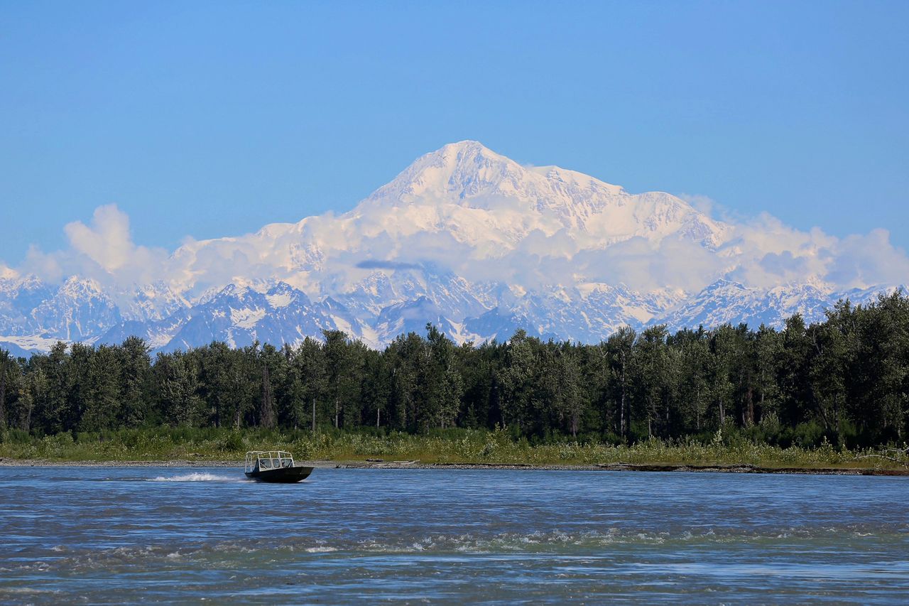 source:Independent - Politica dei nomi e identità - Una barca sul fiume Susitna in Alaska