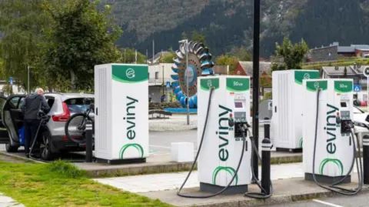 source:BBC World News - Politiche a lungo termine per il successo - Una stazione di ricarica per veicoli elettrici nel villaggio norvegese di Eidfjord