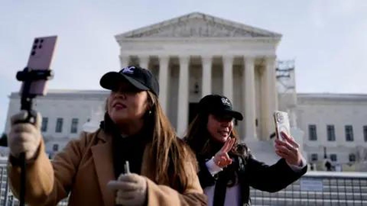 source:BBC World News - Preoccupazioni per la sicurezza nazionale - Due donne che tengono in mano telefoni fuori dalla Corte Suprema a Washington DC.