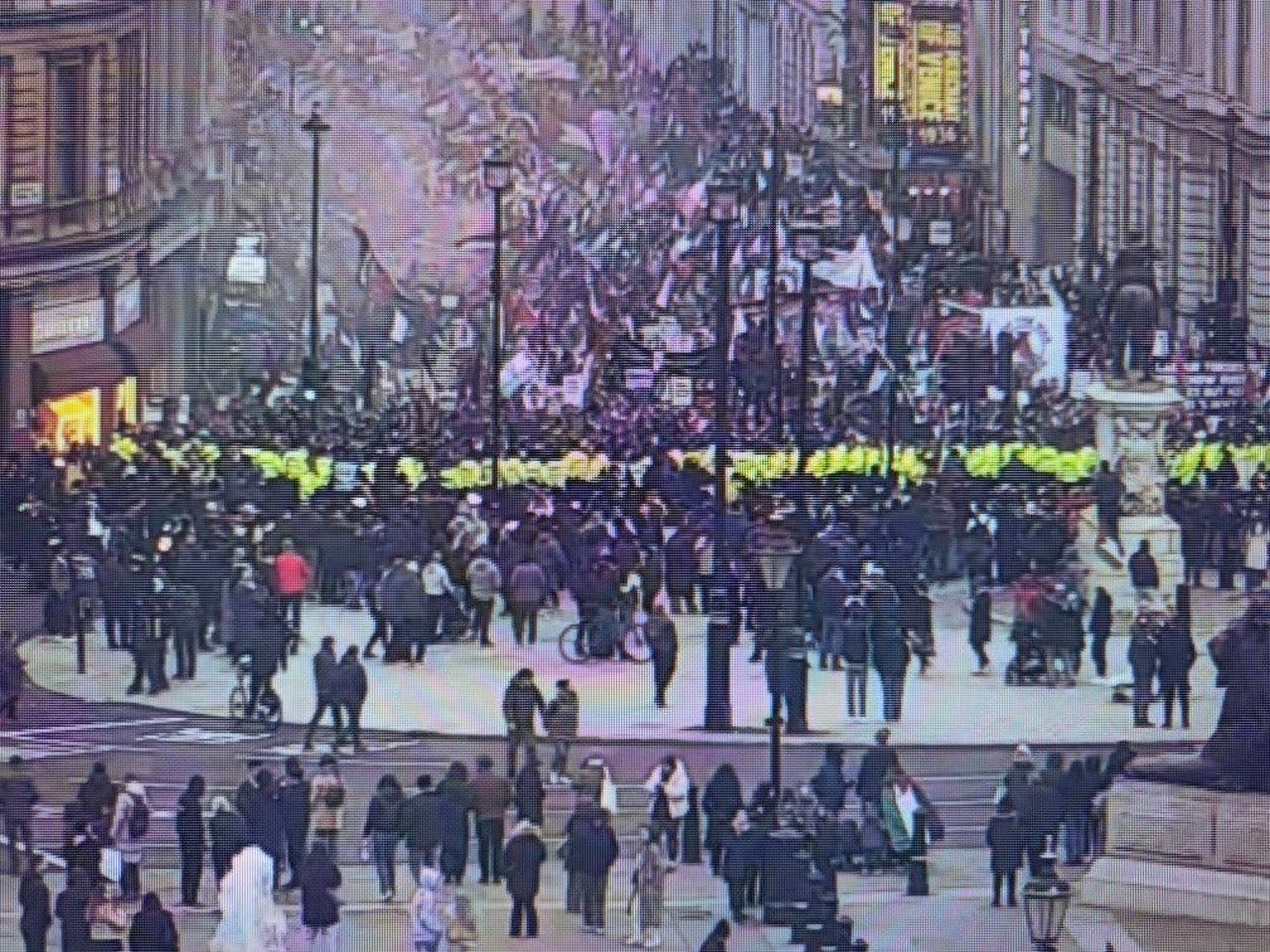 source:Independent - Proteste a Londra - Polizia a Londra durante la protesta