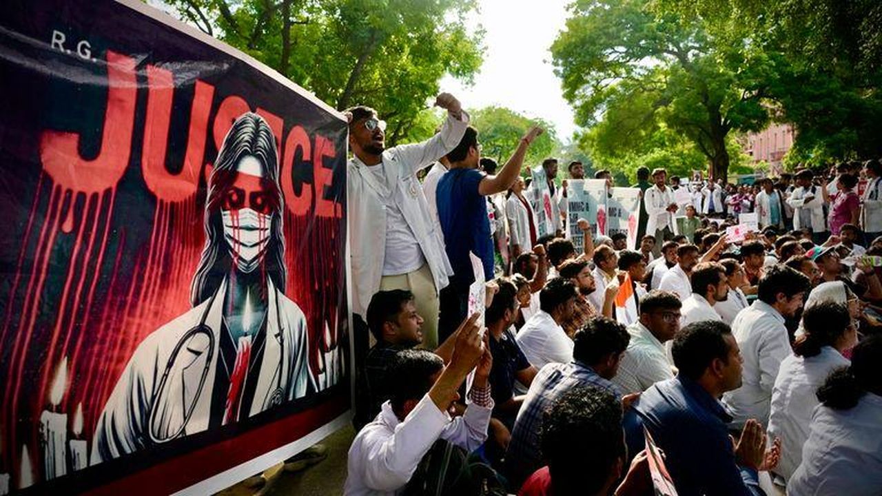 source:SkyNews - Proteste in India - Medici e paramedici hanno protestato a Nuova Delhi venerdì. Pic: AP