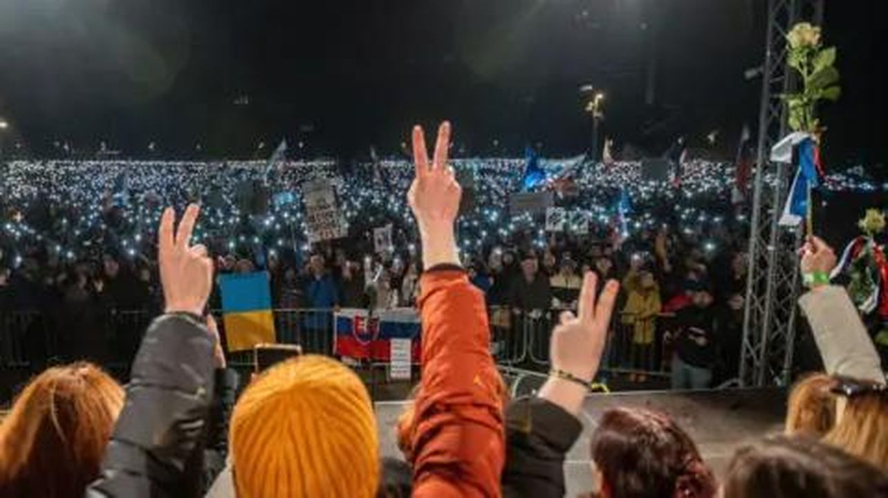 Proteste in tutta la Slovacchia contro il governo Fico - Una protesta a Bratislava con manifestanti che fanno saluti di vittoria.