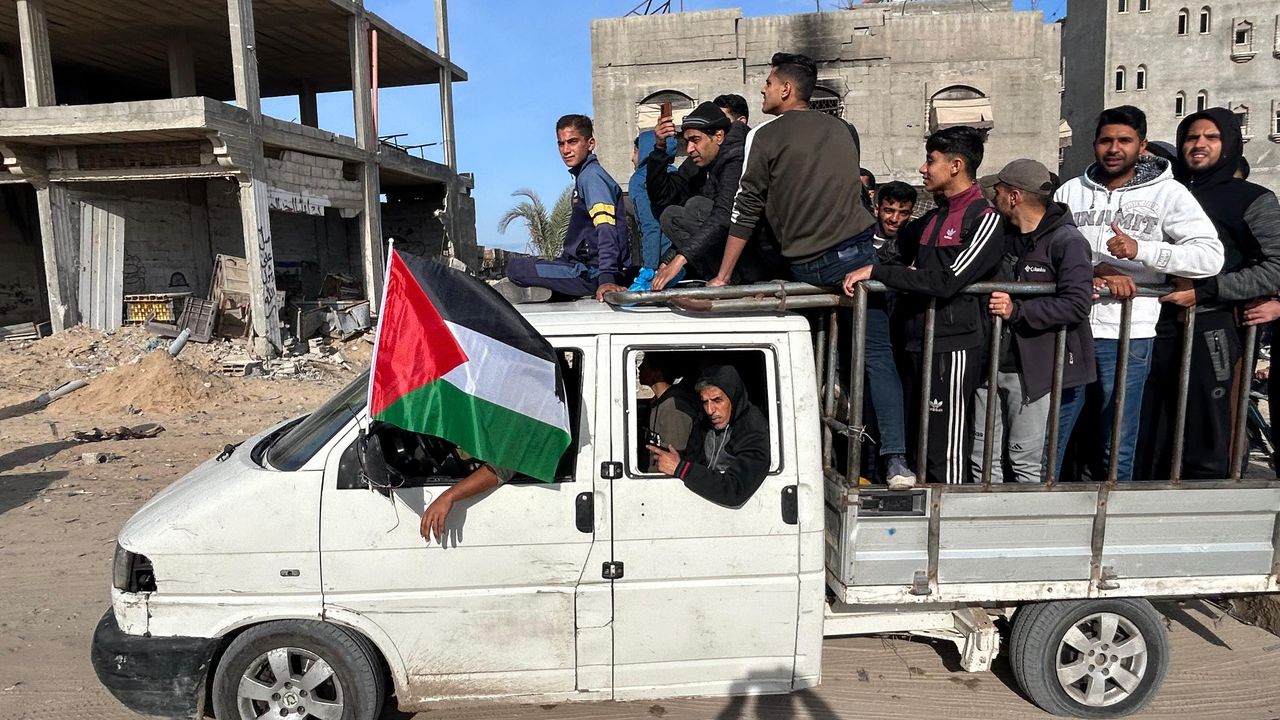 source:AlJazeera - ‘Rafah è sparita’ - Un camioncino che trasporta un gruppo di uomini e una bandiera palestinese