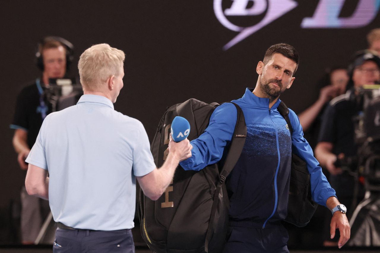 source:AlJazeera - Reazioni e supporto - Novak Djokovic restituisce il microfono dopo la vittoria.