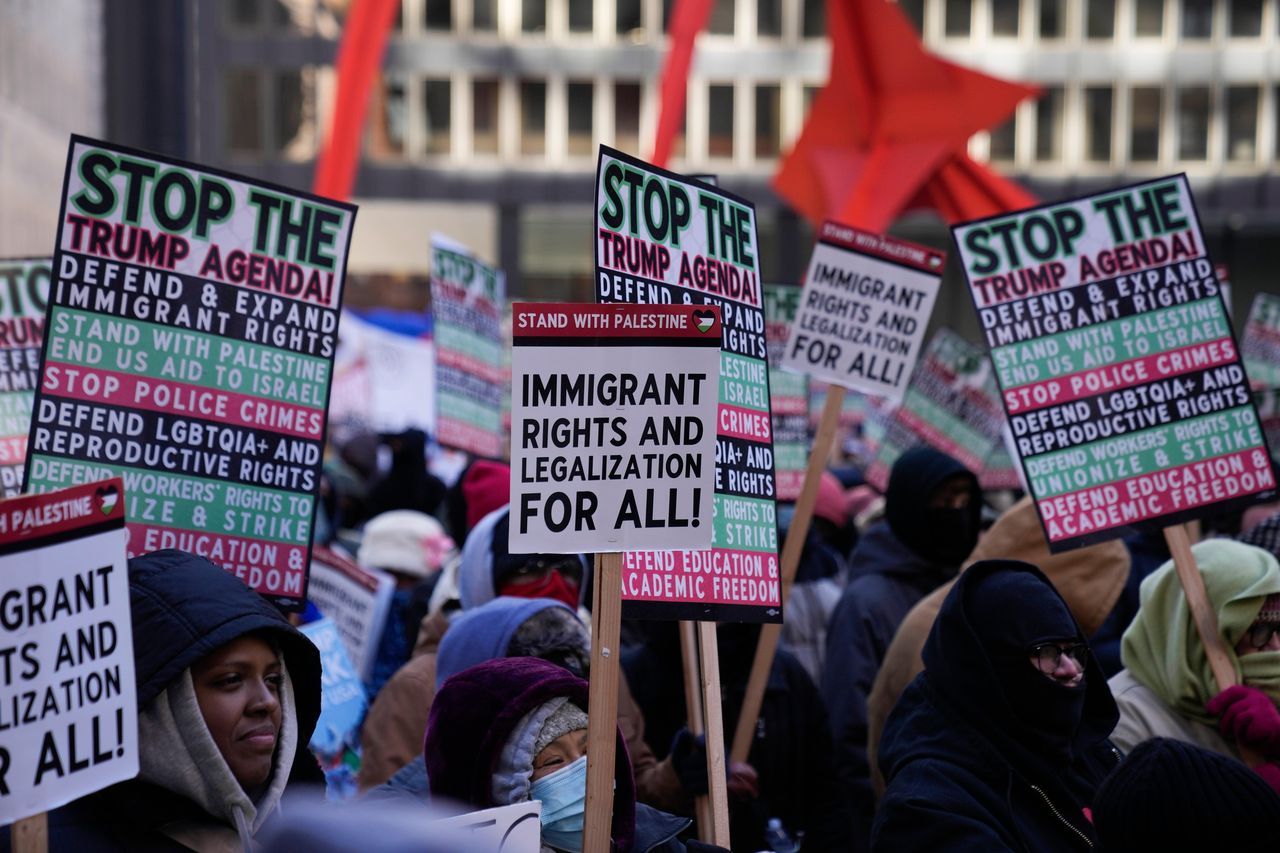 source:Independent - Reazioni e supporto legale - Manifestanti si riuniscono a Chicago per i diritti degli immigrati