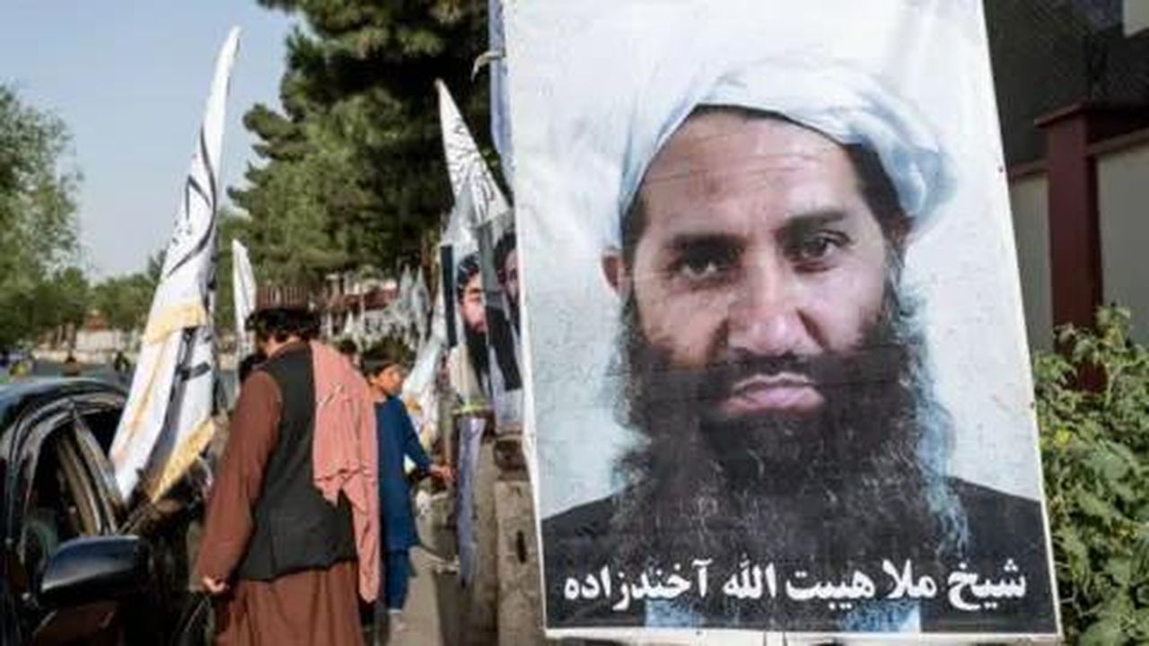 Richiesta di arresto per i leader talebani - Il leader supremo Haibatullah Akhundzada - visto qui in un poster a Kabul