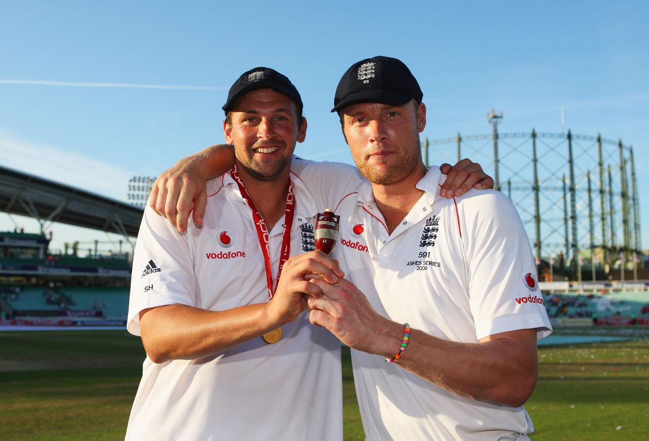 source:AlJazeera - Richiesta di un approccio collettivo - Steve Harmison con il trofeo delle Ashes.