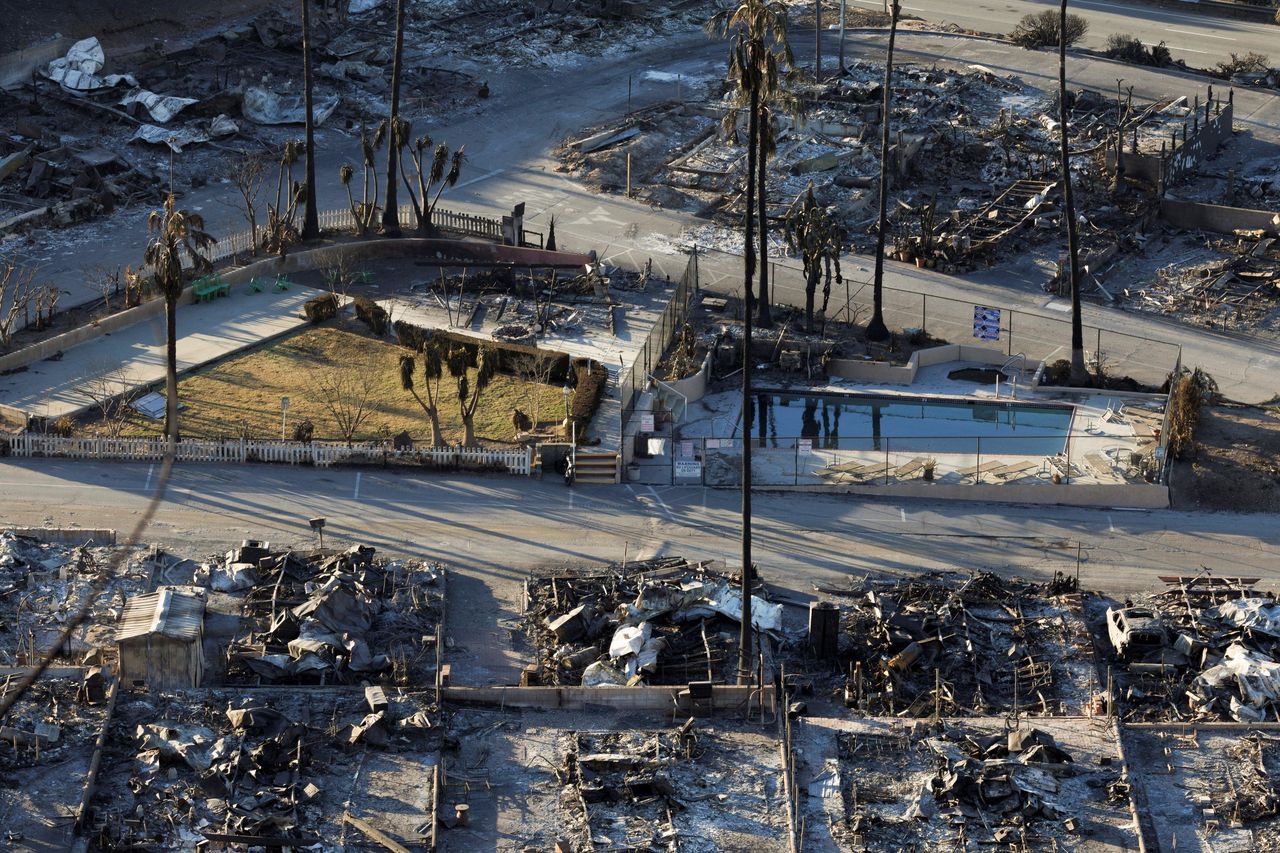 source:Independent - Rischi per i funzionari di Los Angeles - Resti carbonizzati di edifici e veicoli dopo l'incendio di Palisades