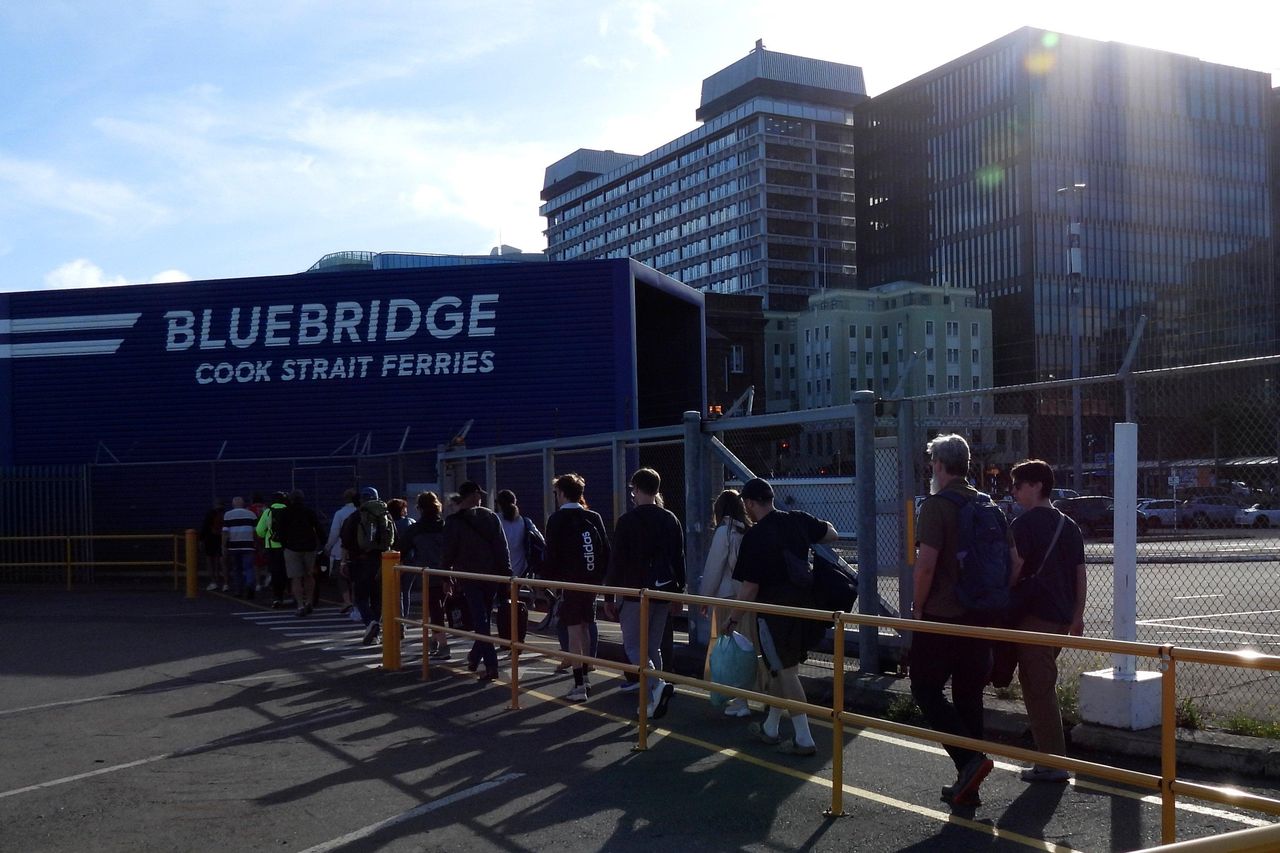 source:Independent - Ritorno ai servizi di traghetto - Passeggeri del traghetto Bluebridge sbarcano a Wellington, Nuova Zelanda