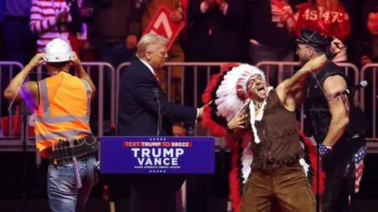 source:BBC World News - Ritorno alla Casa Bianca - Donald Trump appare sul palco con i membri dei Village People.