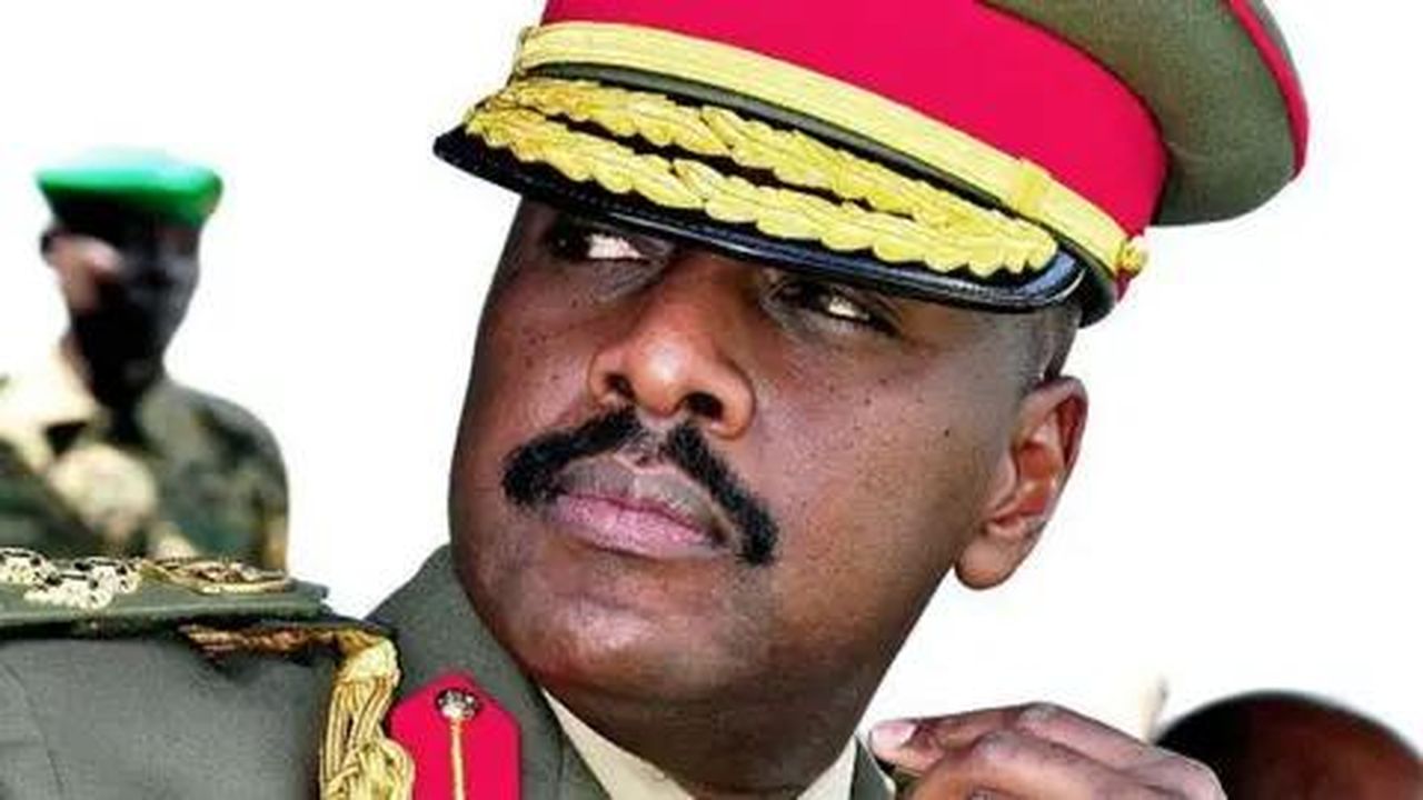 source:BBC World News - Ritorno su X e minacce contro l'opposizione - Il generale Muhoozi Kainerugaba durante una cerimonia di promozione