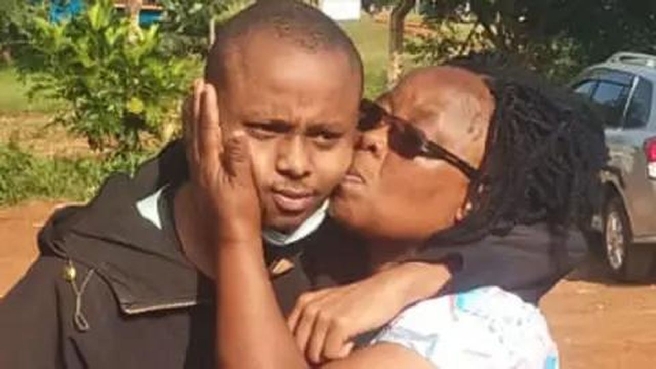 Scomparsa di critici del governo - Billy Mwangi, visto qui con sua madre dopo essere stato liberato, è stato reticente riguardo al suo rapimento