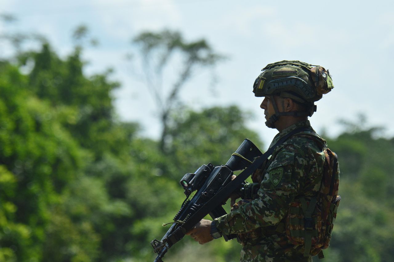 source:AlJazeera - Situazione attuale nel Catatumbo - Un soldato dell'esercito pattuglia a Tibu, Colombia