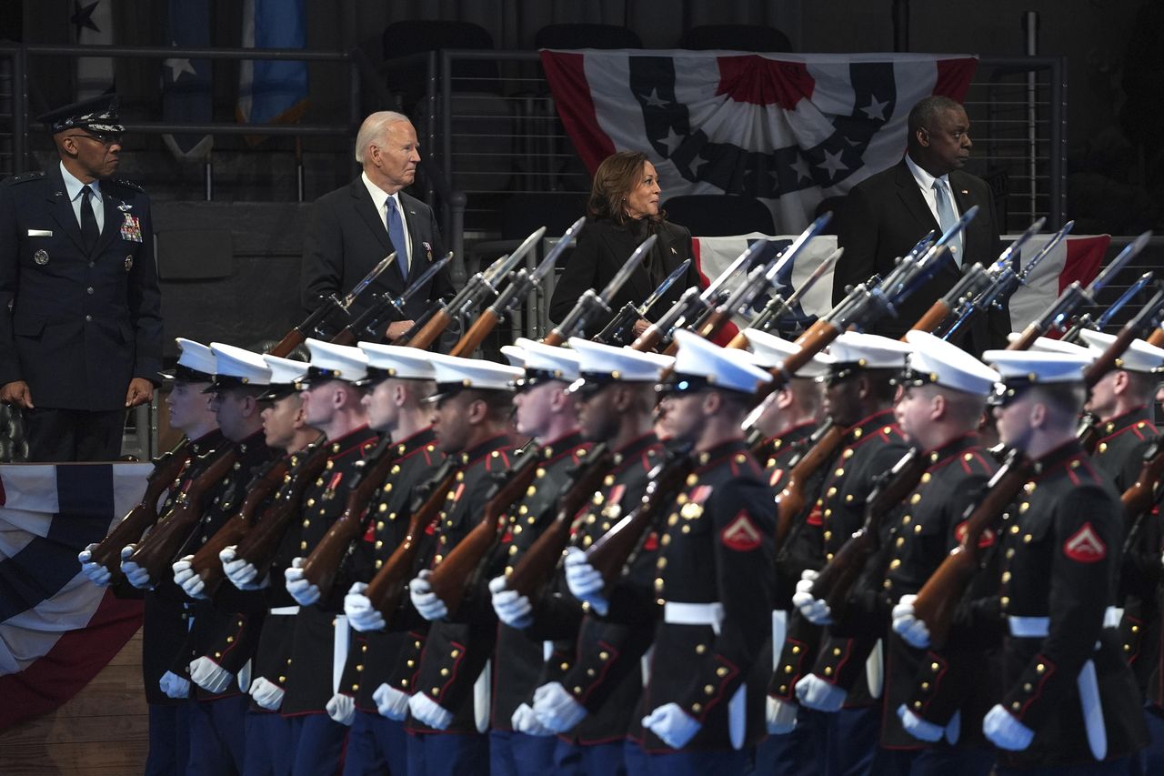 source:AlJazeera - Strada accidentata verso la ratifica - Joe Biden partecipa a una cerimonia di congedo con membri militari.