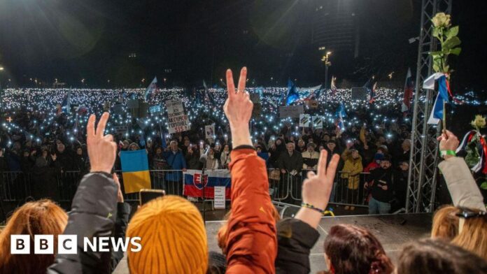 Attacco informatico e accuse di complotto Tens of thousands protest in Slovakia against PM Fico