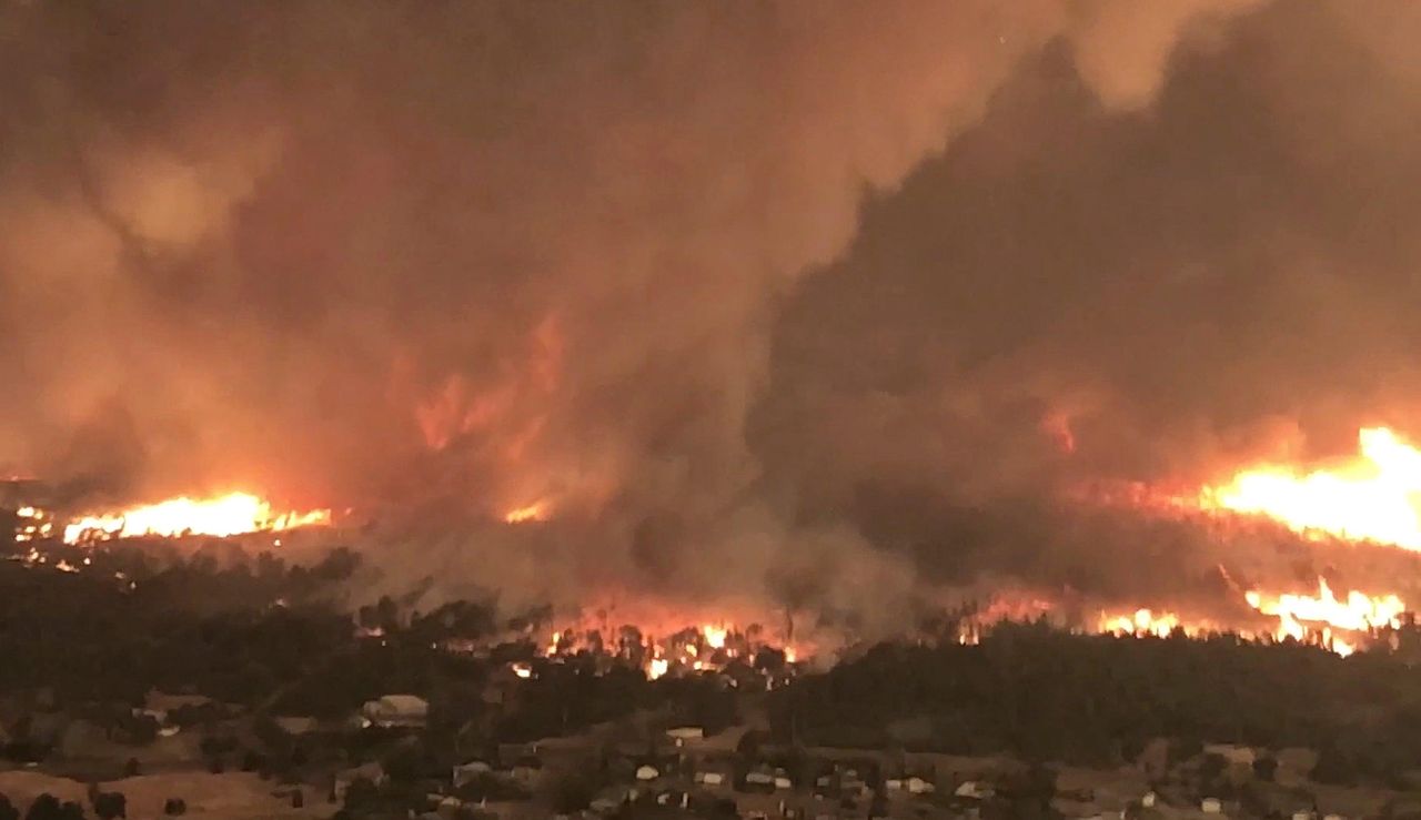 source:Independent - Tornado di fuoco: un fenomeno raro - Tornado di fuoco vicino a Redding, California nel 2018