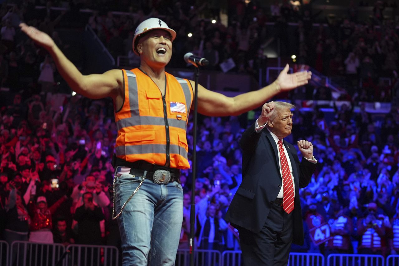 source:AlJazeera - Trump annuncia un nuovo giorno per l'America - Il presidente eletto Donald Trump balla con The Village People durante un rally