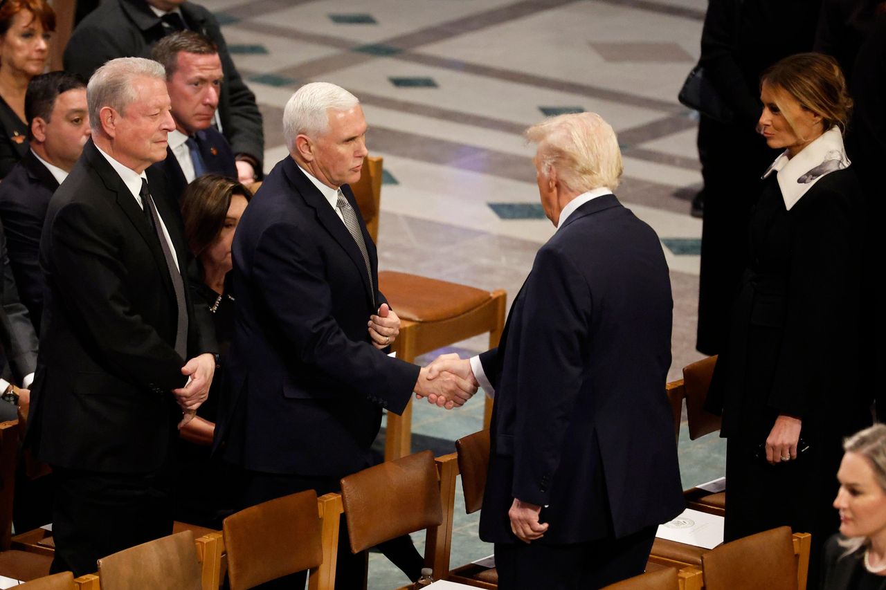 source:Independent - Trump e Pence: Un Incontro Imbarazzante - Un momento imbarazzante tra Donald Trump e Mike Pence.