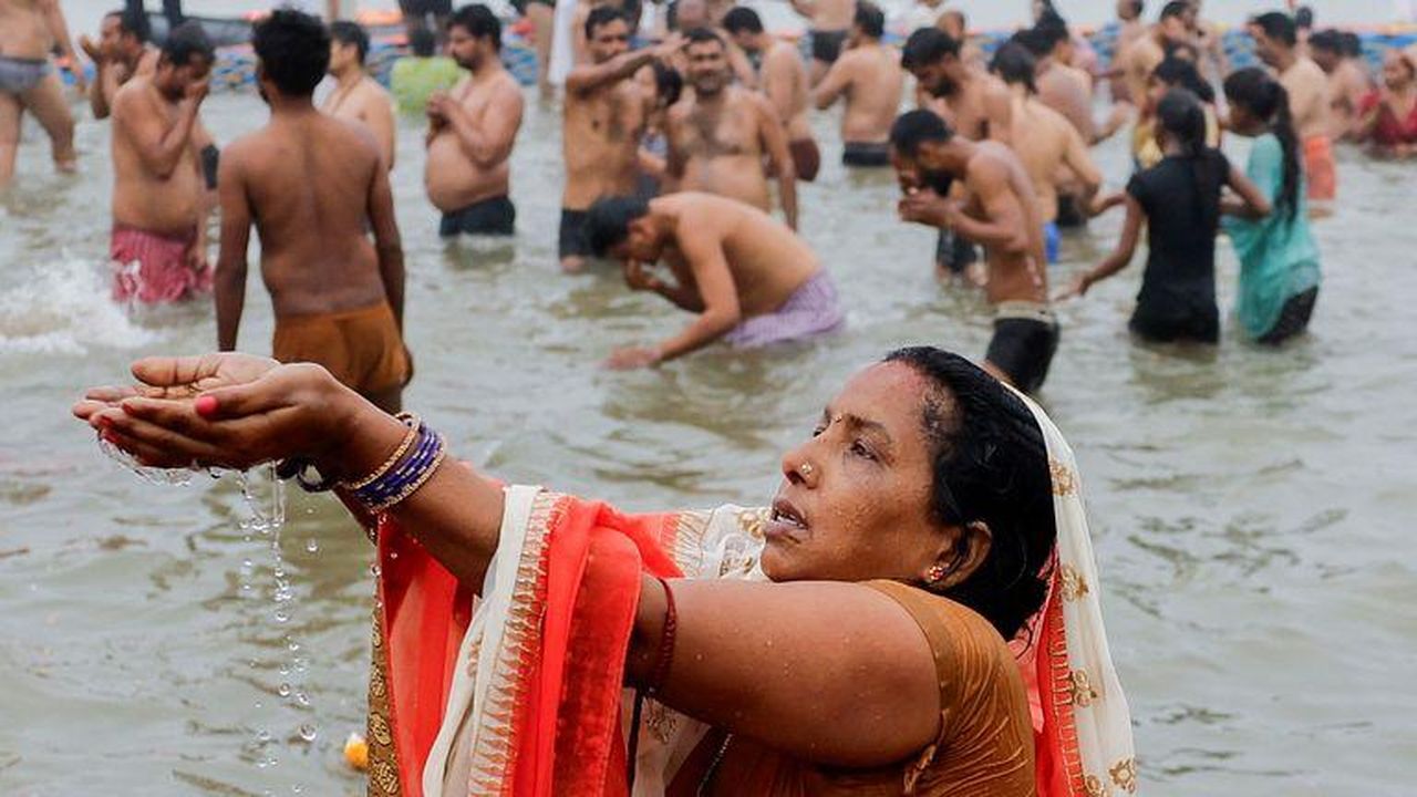 source:SkyNews - Un evento sacro che attira milioni di pellegrini - Devoti al Maha Kumbh Mela