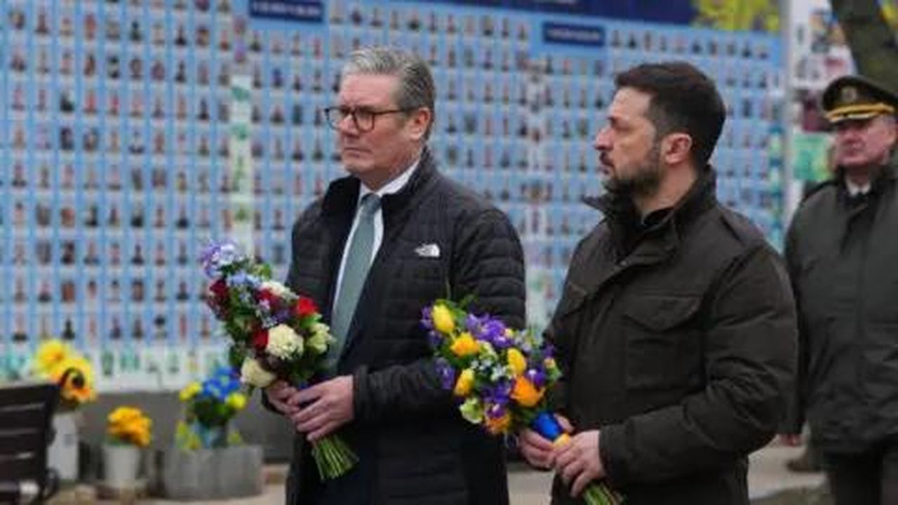 source:BBC World News - Visita storica di Starmer a Kyiv - Il presidente ucraino Volodymyr Zelensky depone fiori con il primo ministro Keir Starmer a Kyiv